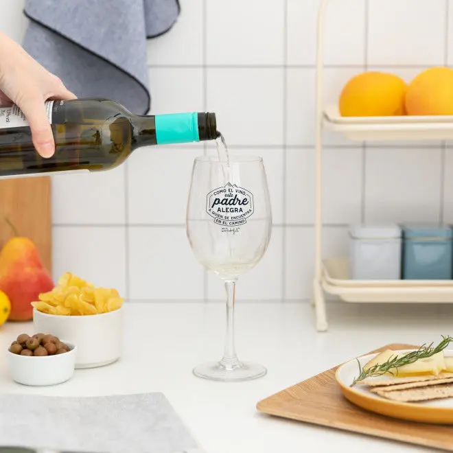 Copa de Vino - Como el Vino, este Padre Alegra a Quien se Encuentra en el Camino